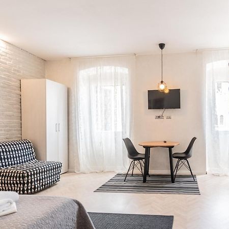 L&B Old Town Studio Apartments พูลา ภายนอก รูปภาพ