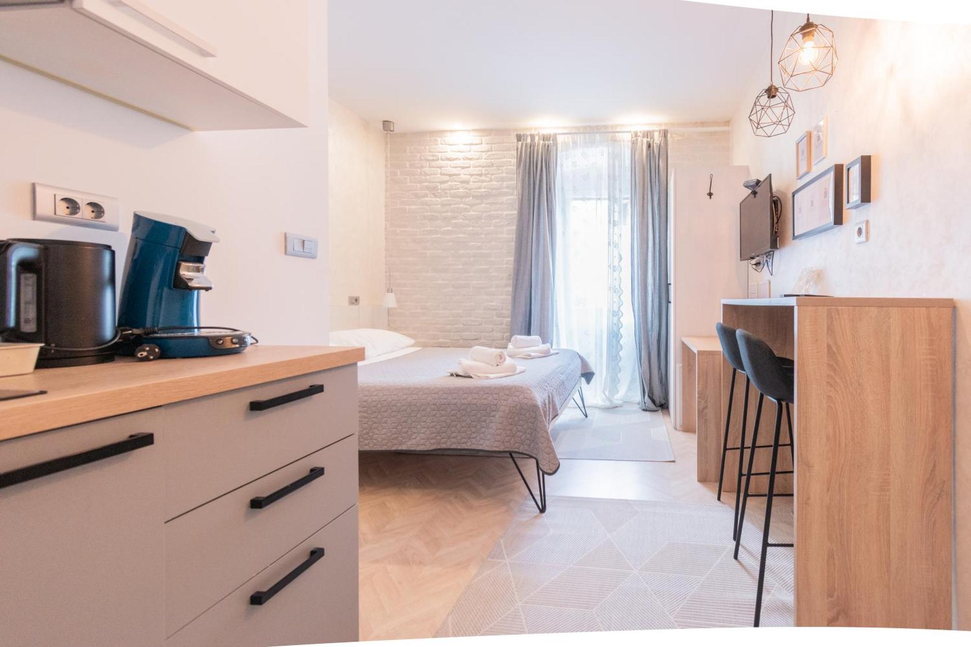 L&B Old Town Studio Apartments พูลา ภายนอก รูปภาพ