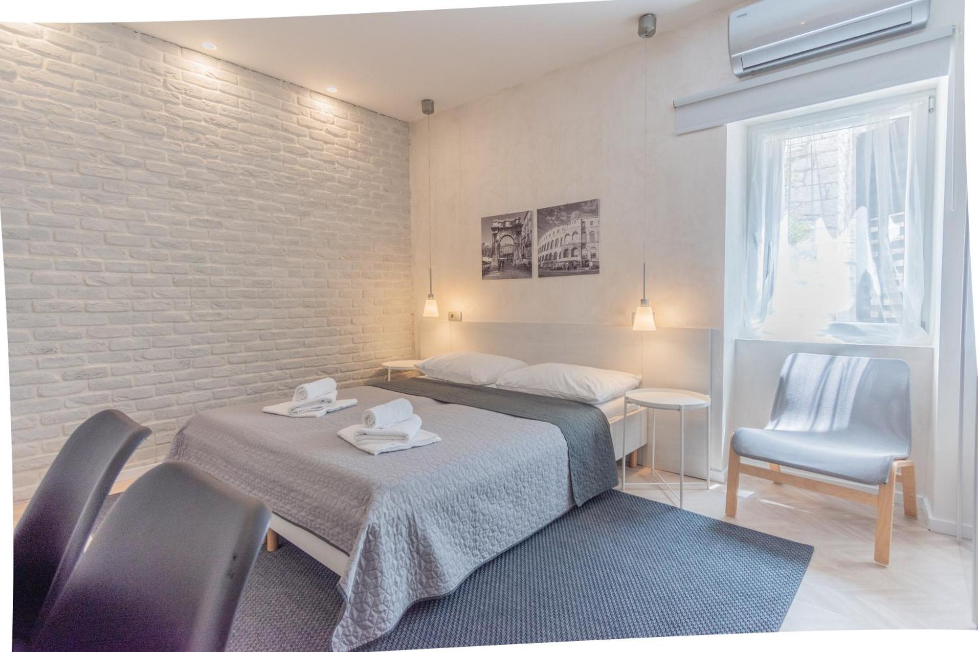 L&B Old Town Studio Apartments พูลา ภายนอก รูปภาพ